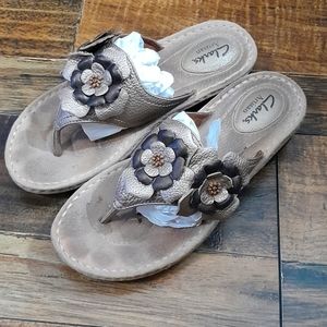 Clarks Women's Artisan Goldtone Flower Sandals Size 8.5